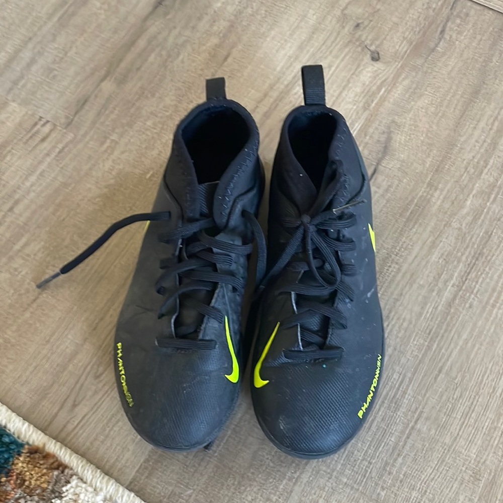 Black and neon yellow Nike shoes for boys